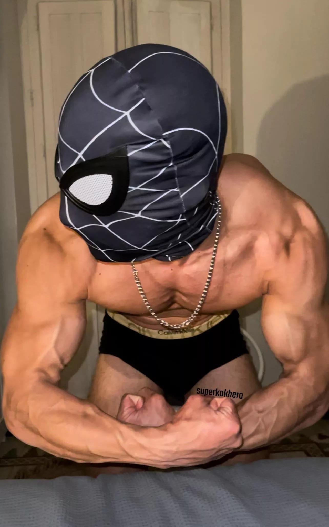 I love when my Cock becomes hard when I flex😈