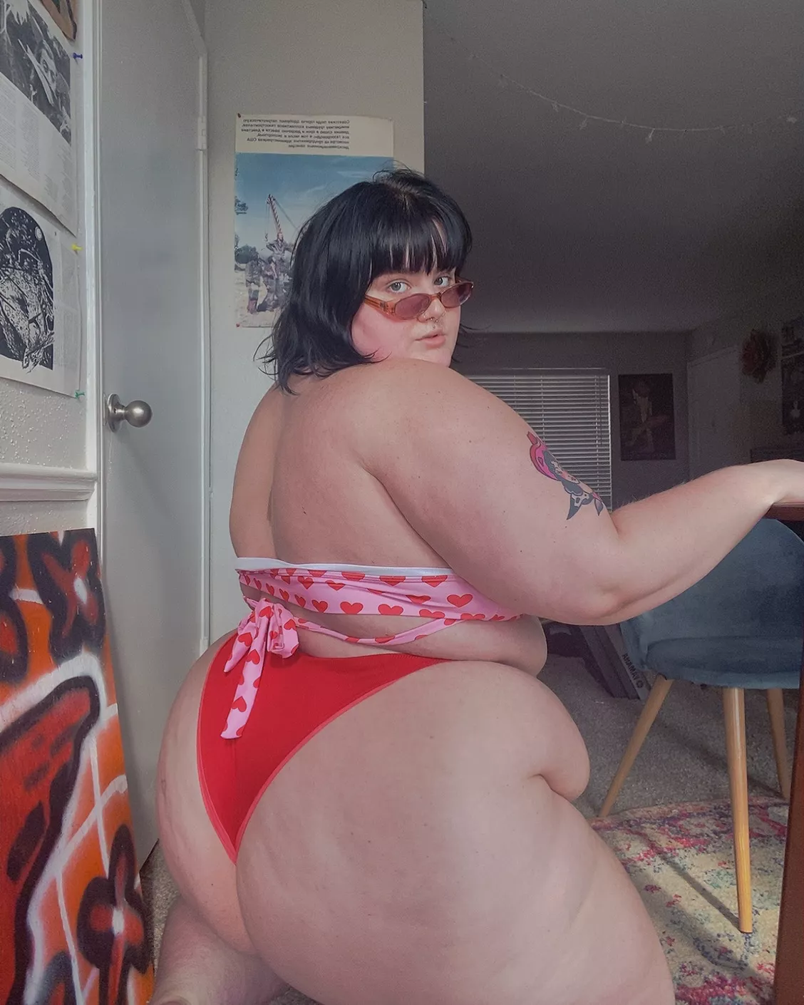 i need a seat 😈