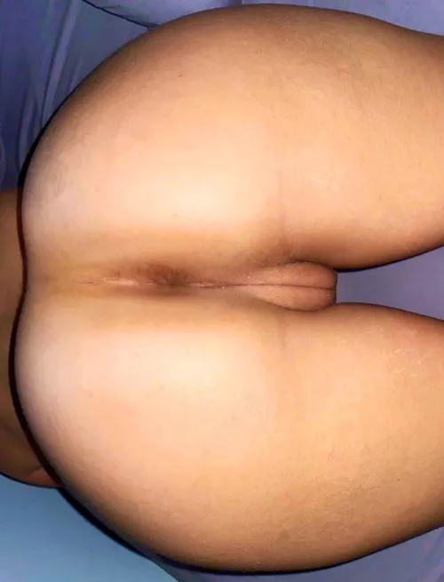 I need a wet tongue in my asshole 🤤