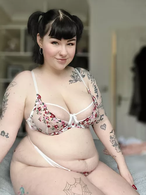 I need my tummy button fucked :)
