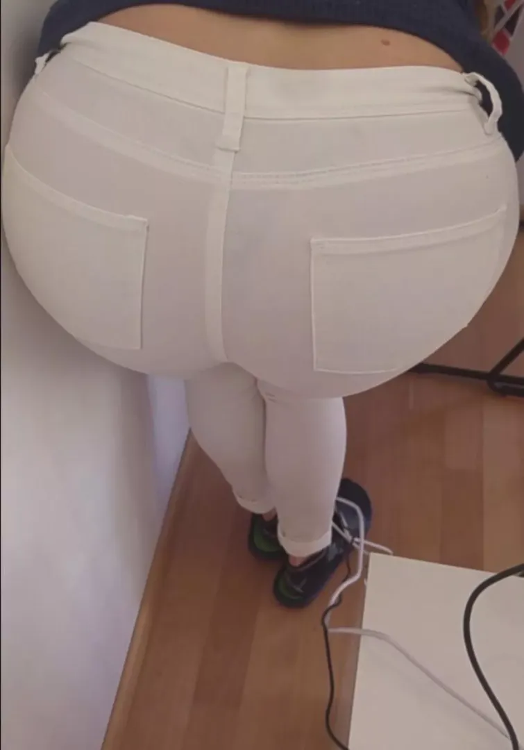 I need someone in the Netherlands to fuck my moms ass