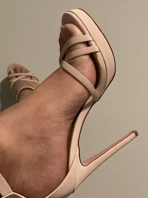 I need someone to paint my nails