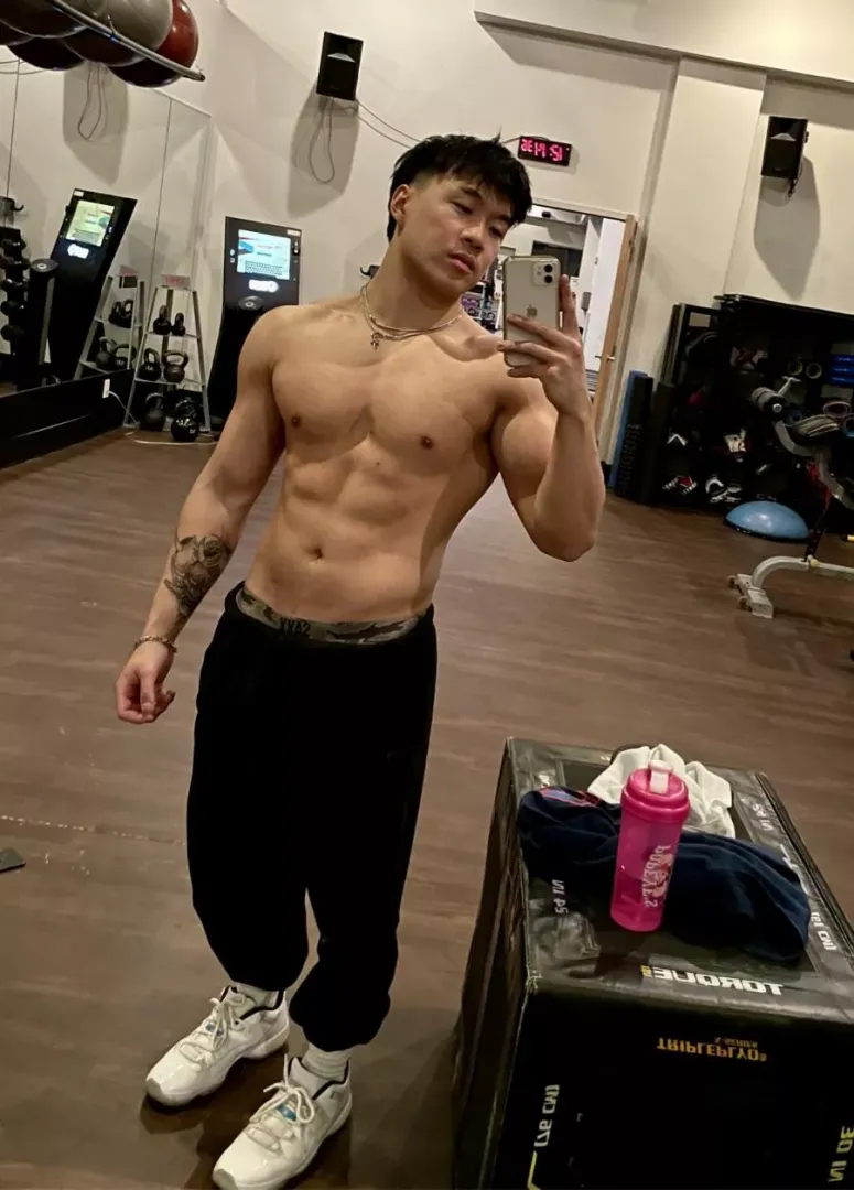 I need someone to take gym pics with 😭