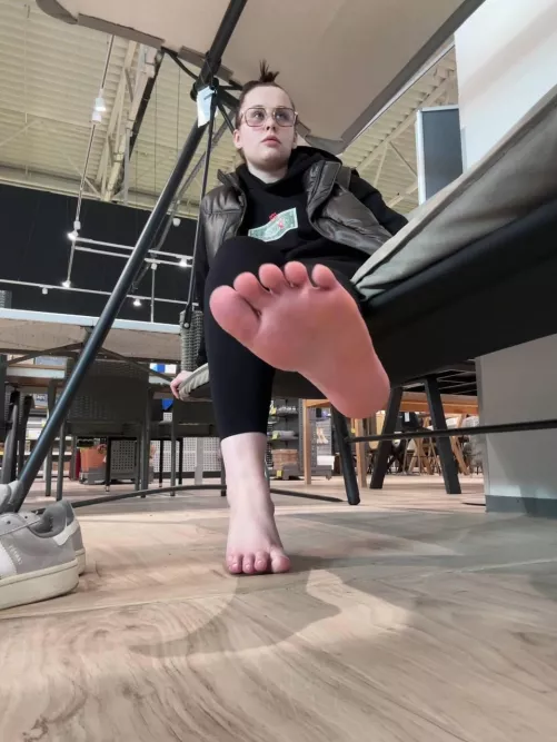 I only date good boys who would be willing to drop on their knees and worship my feet in a mall