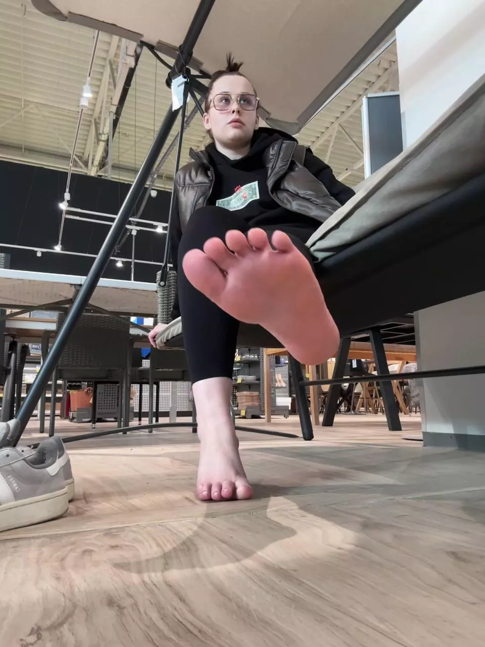 I only date good boys who would be willing to drop on their knees and worship my feet in a mall