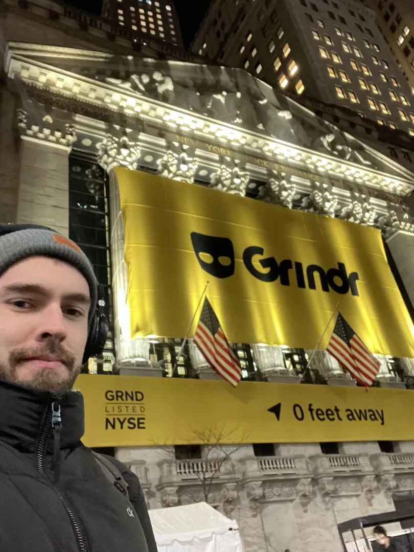 I pass by the New York Stock Exchange during my commute to and from my office. I looked up from my phone walking to the subway last night and….uhhh 😅🤣