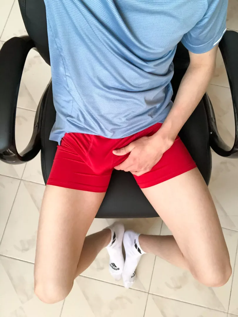 I really like cuming my loads on myself. Feeling it dripping from my cock turns me on… wanna lick it up?