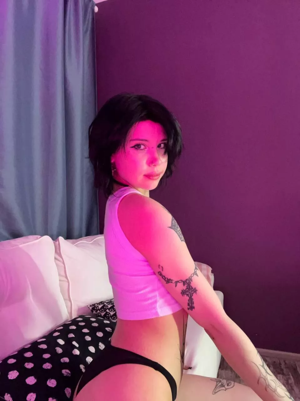 I seem to be a cute girl with black hair, but I dream about a creampie...