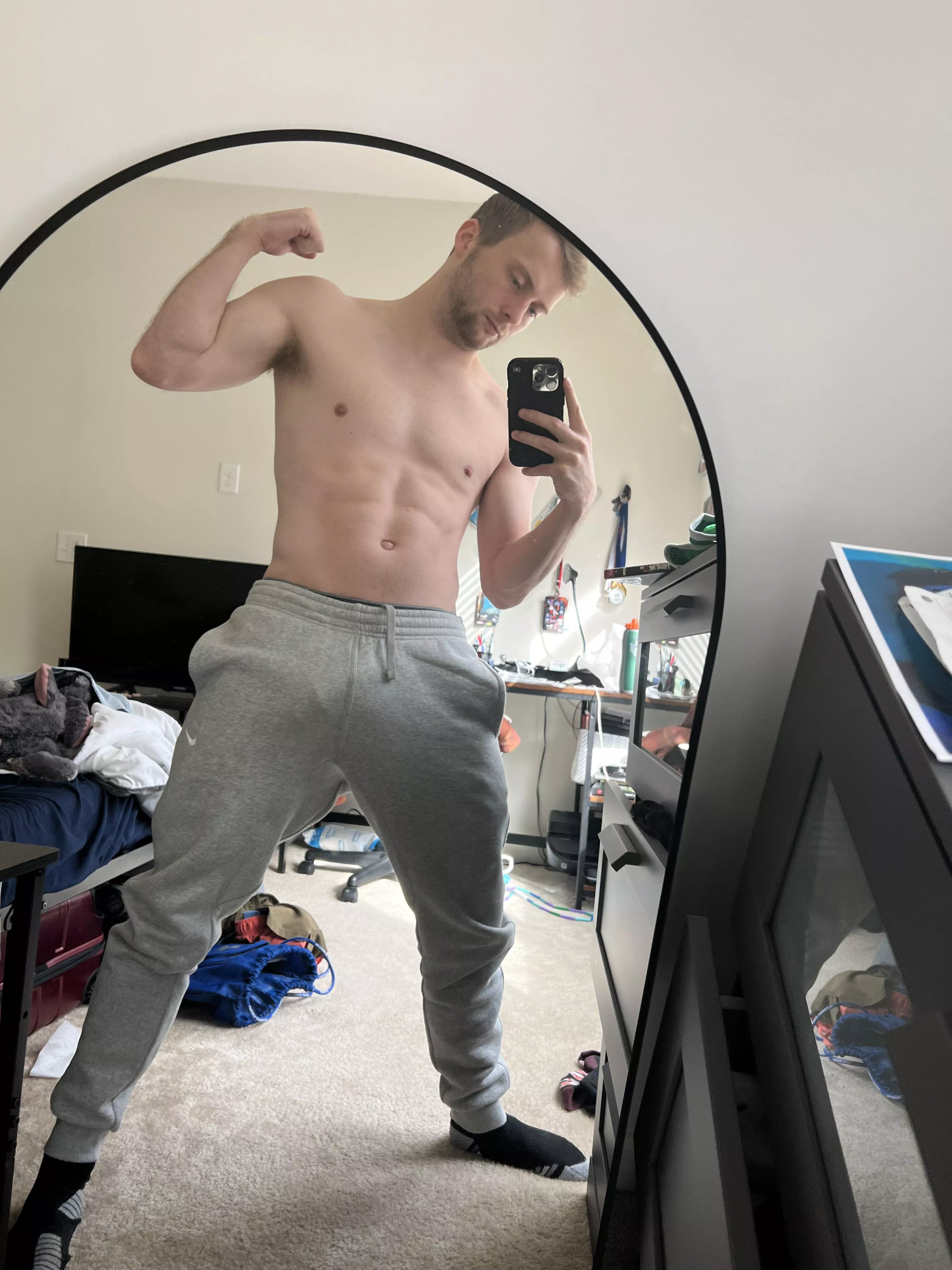 I shaved my chest and stomach and kinda regret it 🙄