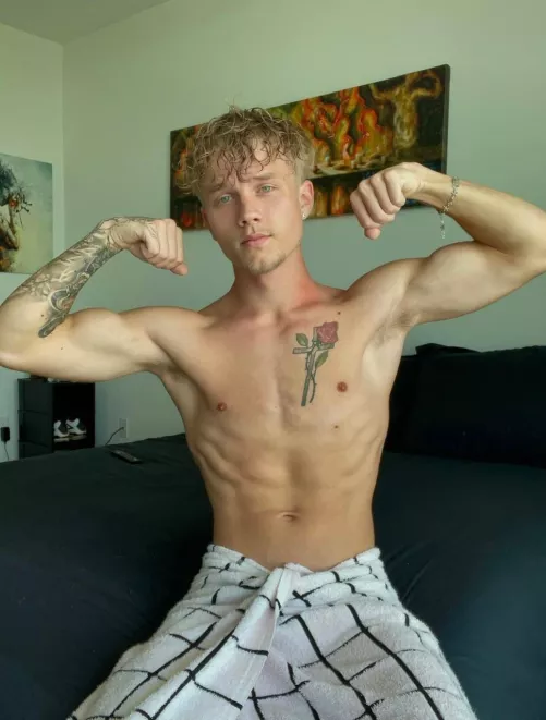 i should be your bf ;)