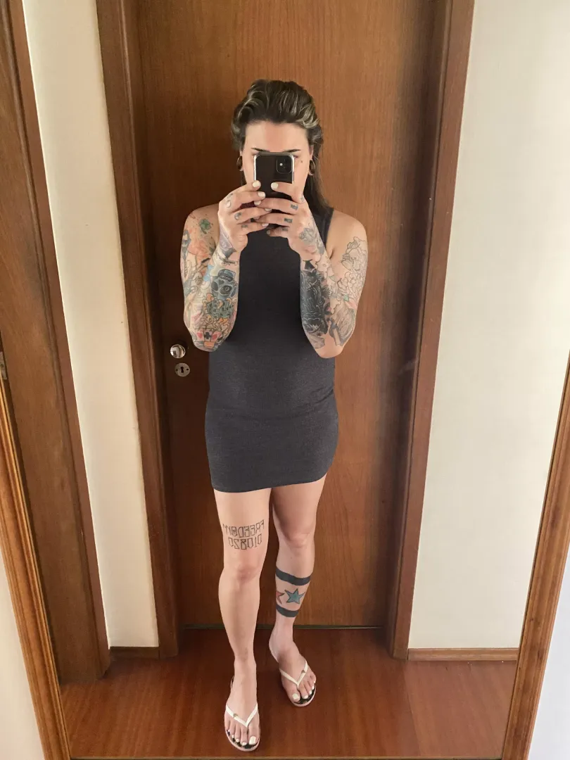 I simply love the combination of a short dress, flip-flops and white nails 🤍