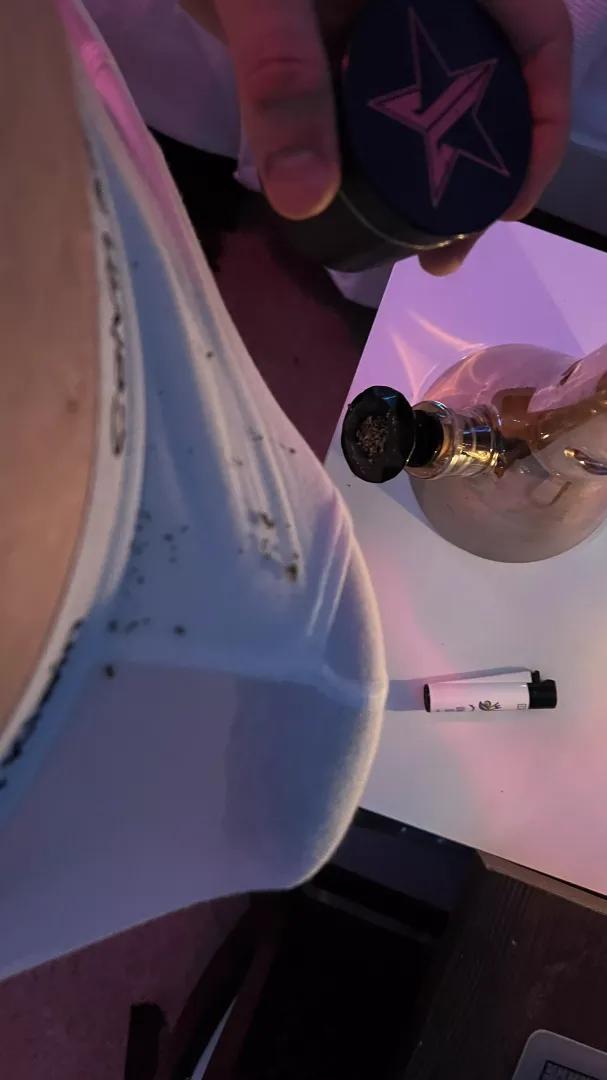I spilled weed on my bulge 😘