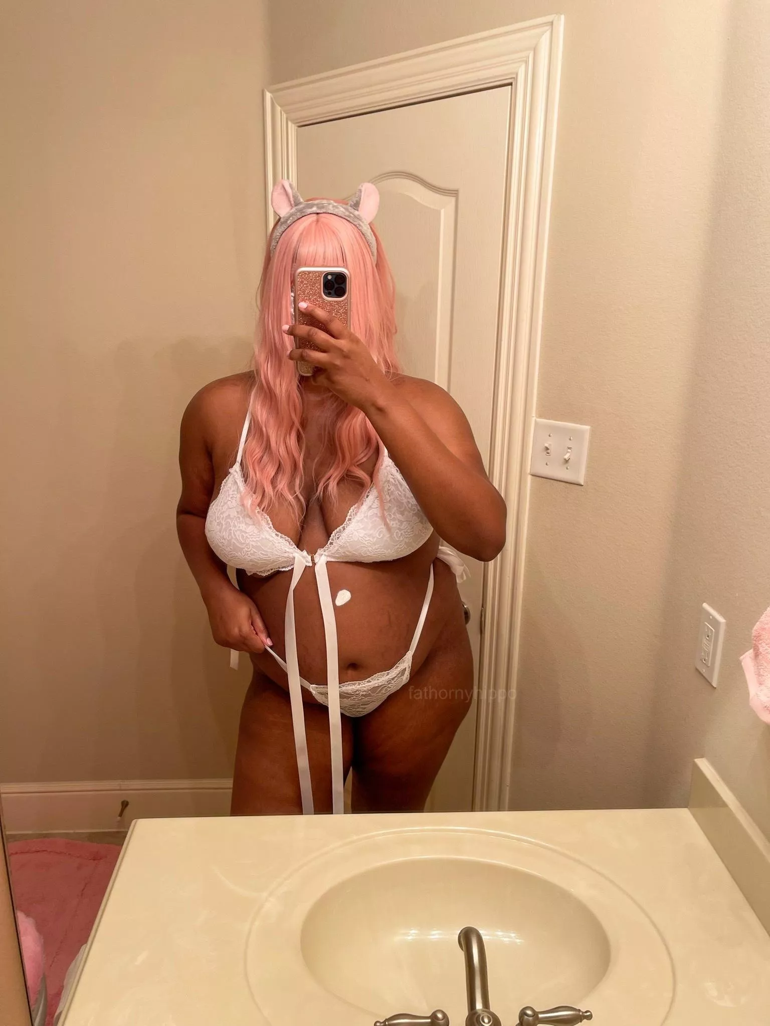 I think black women look INCREDIBLE in white!!