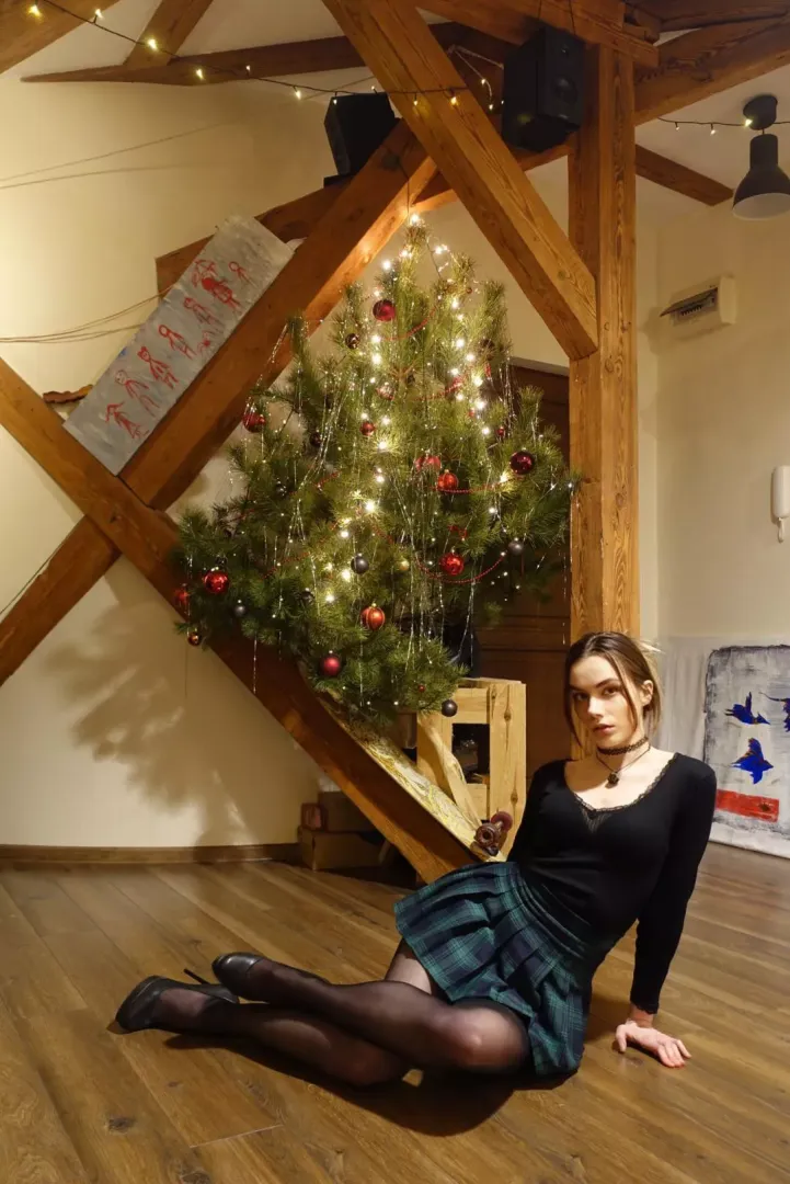 I think I’d stay under 🎄, wait for 🖤…