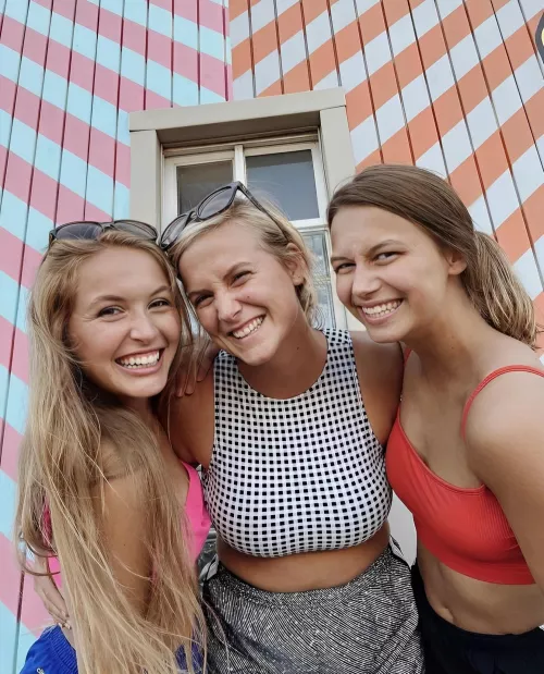 I think I’d take the middle girl👀