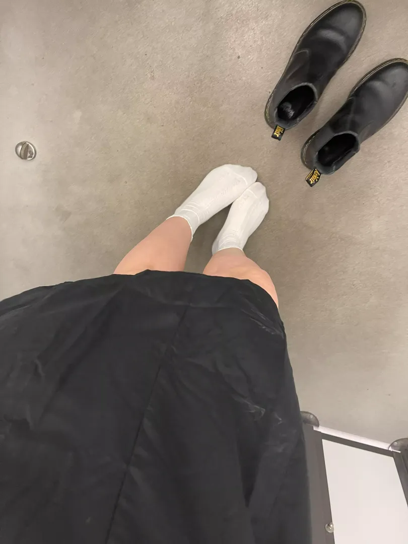 I think it would be so fun to get my feet worshipped in a changing room ✨