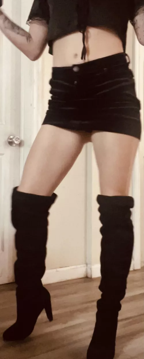 I think my velvet boots make the outfit 🤷🏼‍♀️ dont you? 🖤 [ thighhighboots ] [bootslave]