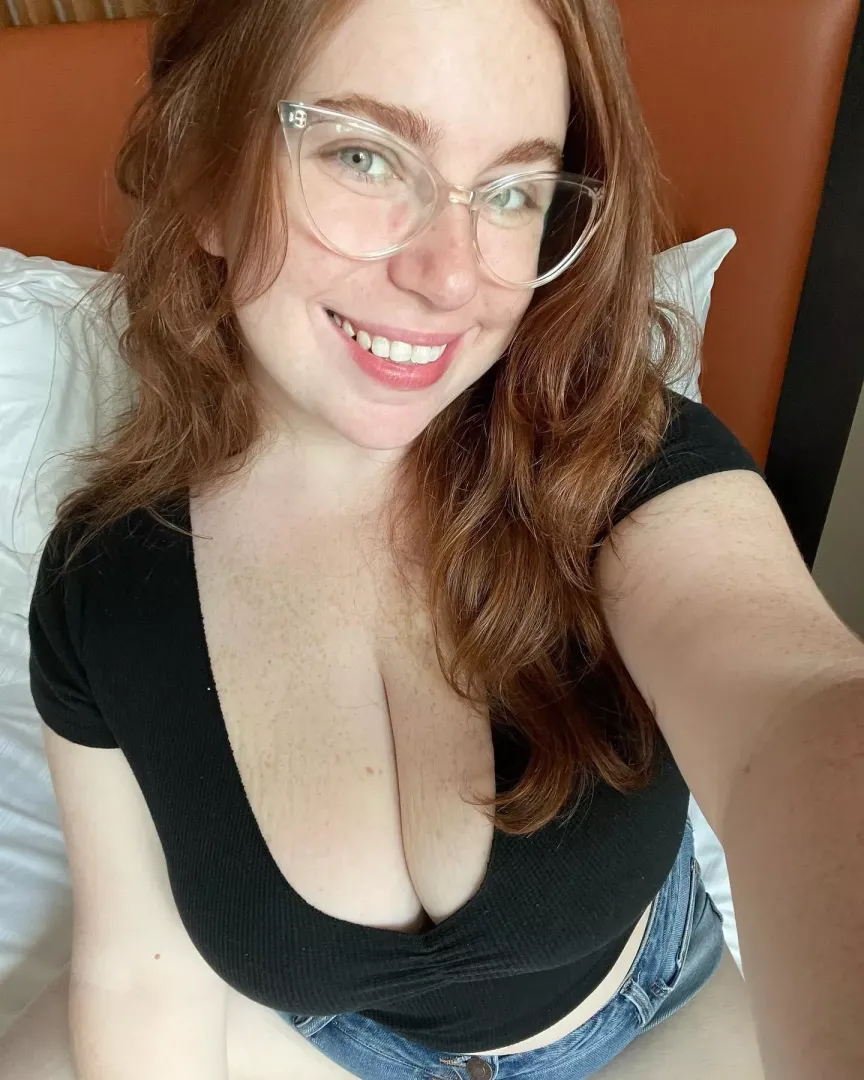 I think people look the best when natural, no bra, no makeup, no filters 🖤
