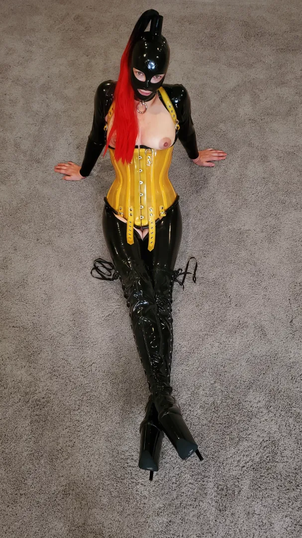 I think this may be one of my favourite outfits to go with this hood, what do you think?