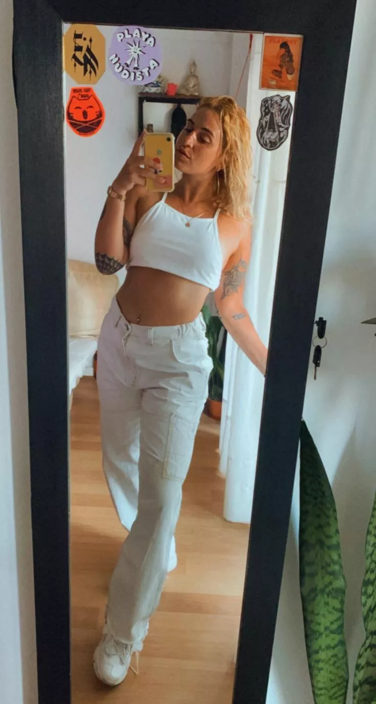 I think white clothes fits me 💗