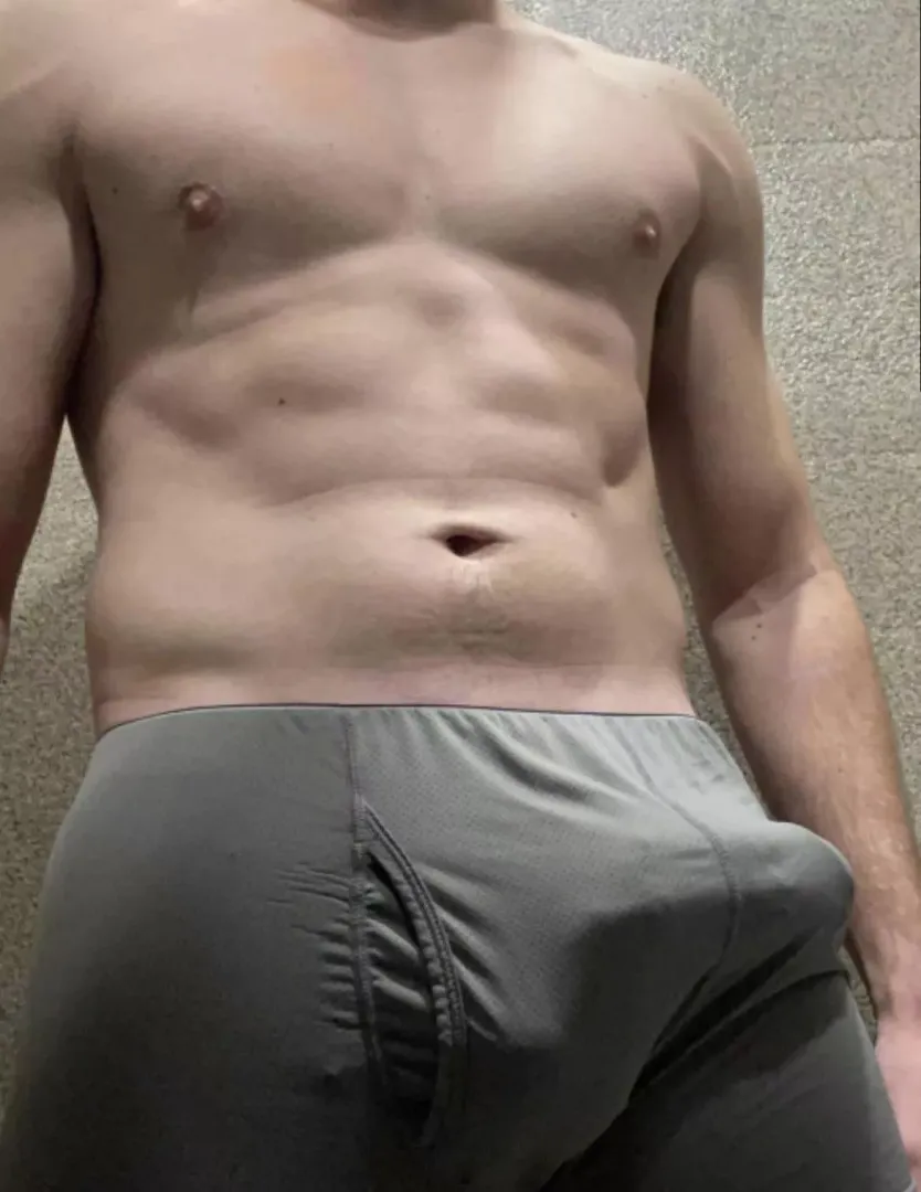 I took this pic in a gas station bathroom… does anybody like public play? (21)