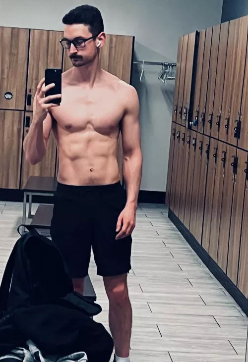 I use to have a hard time taking pictures like this. Feeling better about myself lately 😅