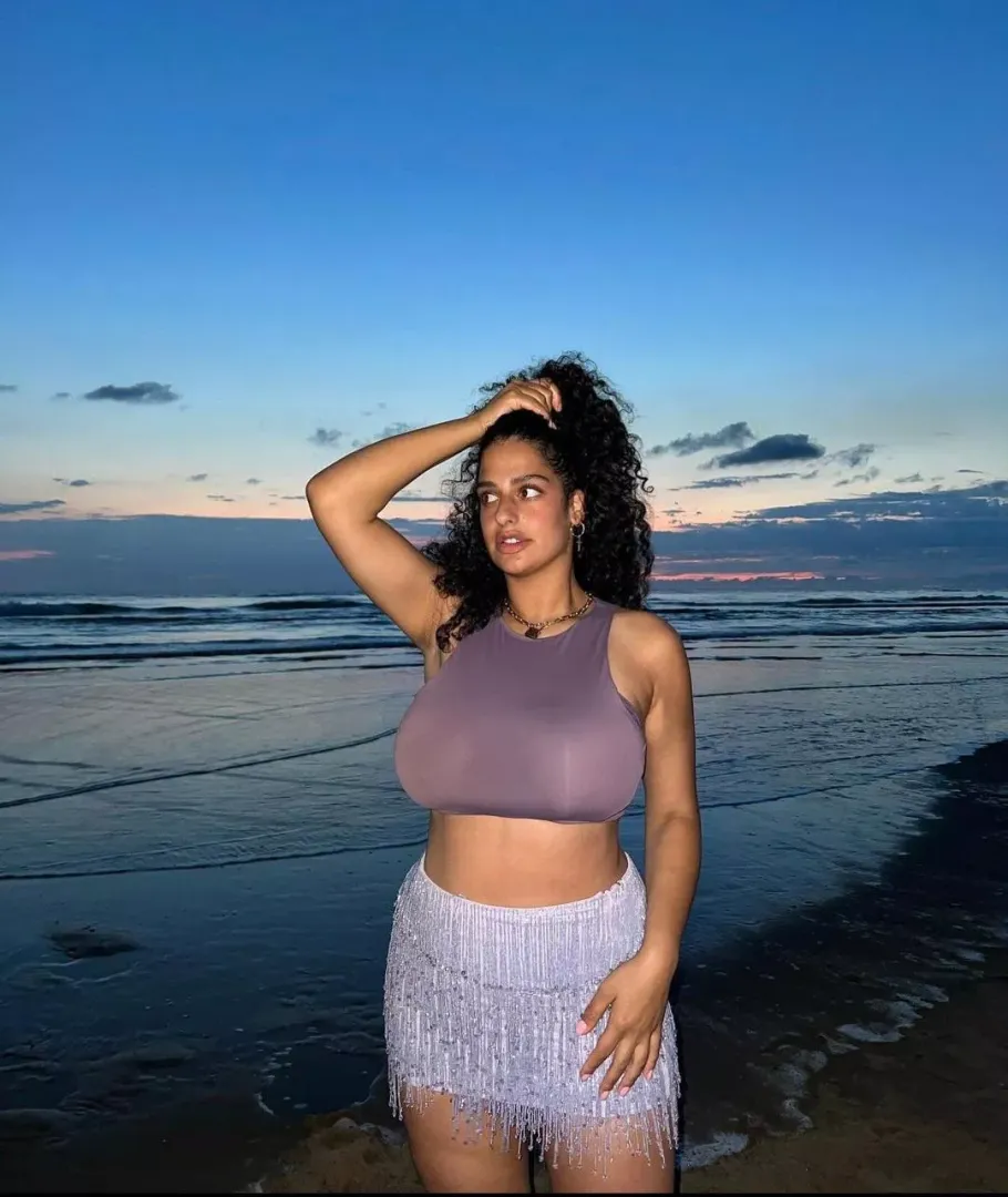 I wanna see the sunset with my hands on them too...