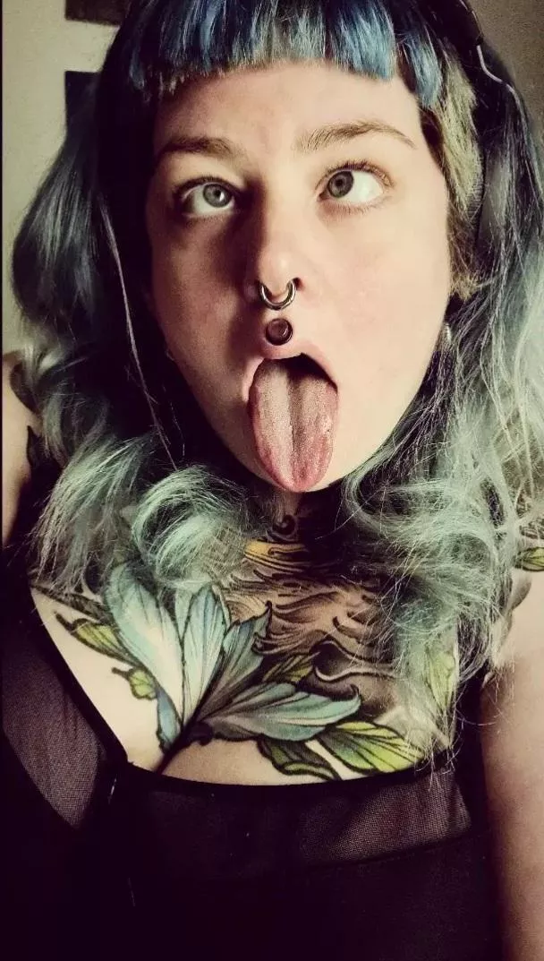 I wanna suck a cock while being told how much prettier his girlfriend is