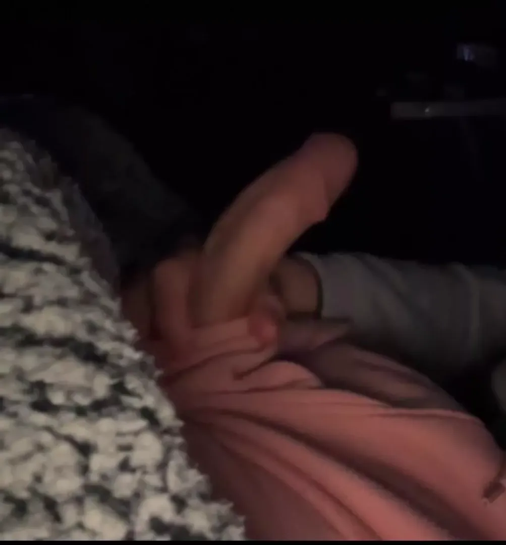I wanna try a glory hole 👀 if anyone has one and wants to drain a cock hmu asap