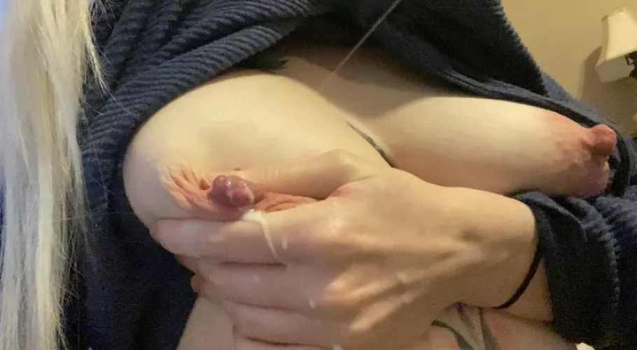 I want a pretty girl to drain my titties and vise versa 🥵🤤🔥