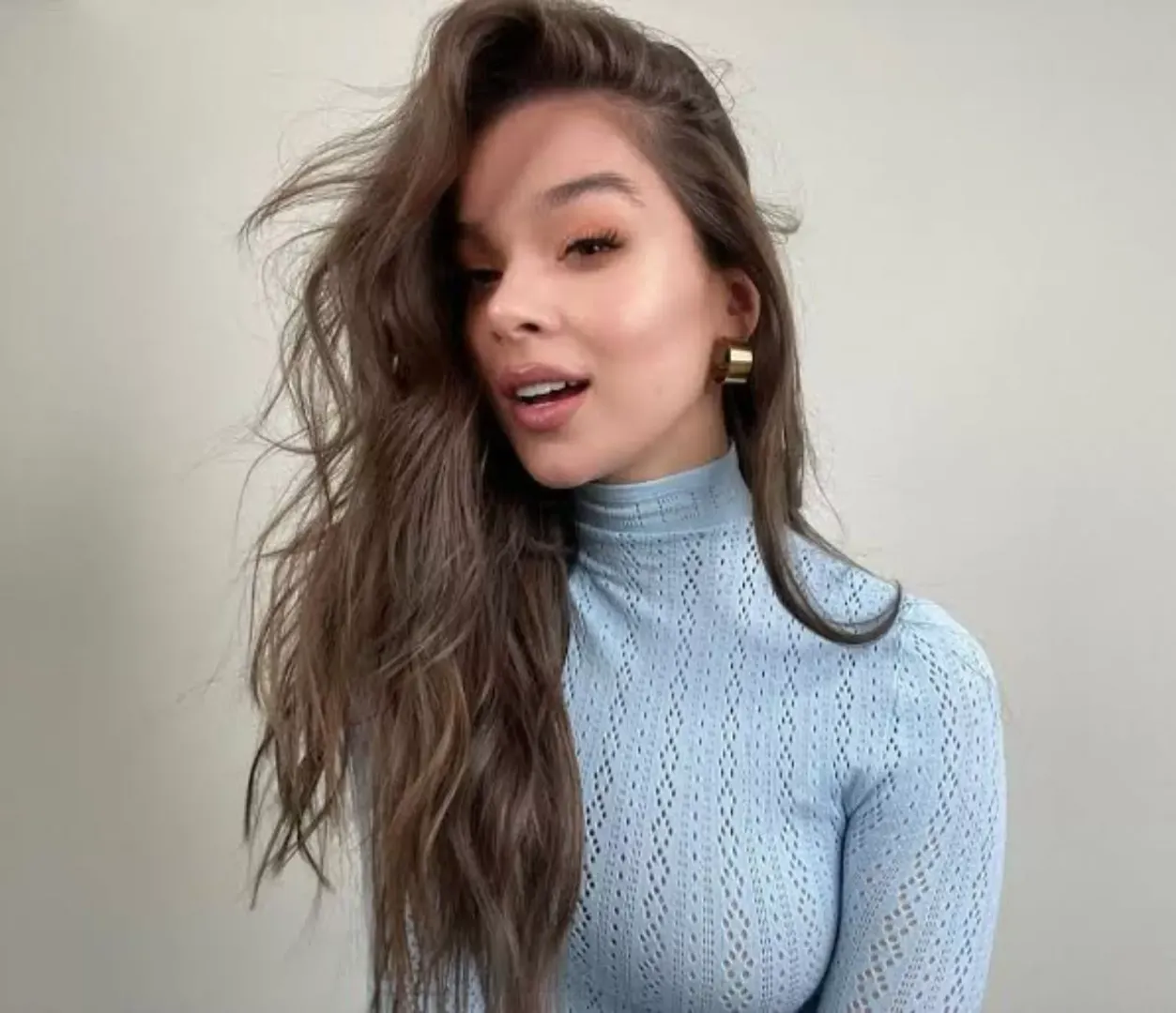 i want to show hailee steinfeld how bi me and a bottom bud could get for her