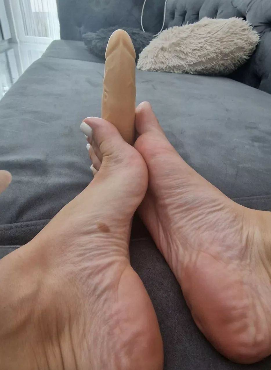 I want your cum covering my toes and sole 