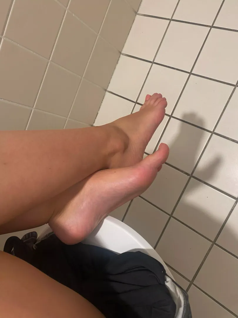 I wish someone would lick or kiss on my small feet 🤤