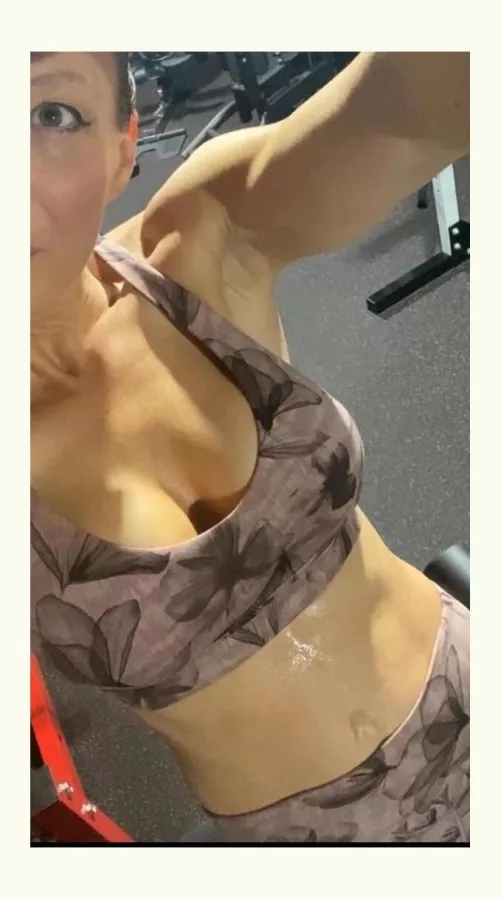 I wonder if men really think sweat is sexy…maybe it’s pberomones (F)