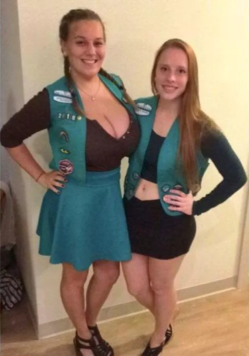 I wonder which of these Girl Scouts sold the most boxes of cookies🌰🌰👀 🍪💵