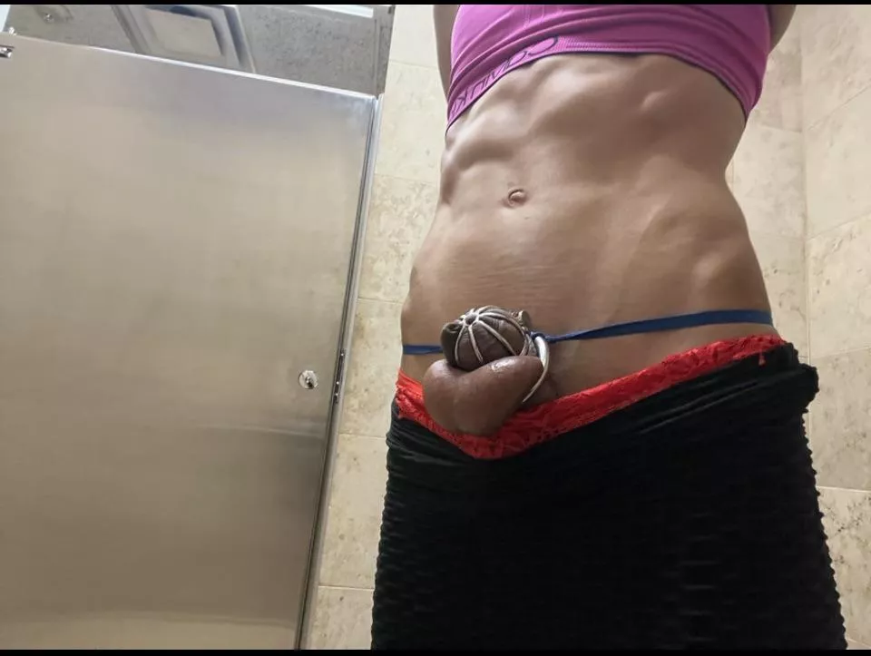 I wore chastity to the gym for the first time and worked out my legs