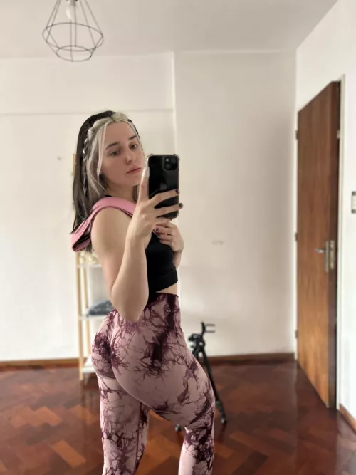 i wore tight leggings for our hike so i can tease you the entire time😇