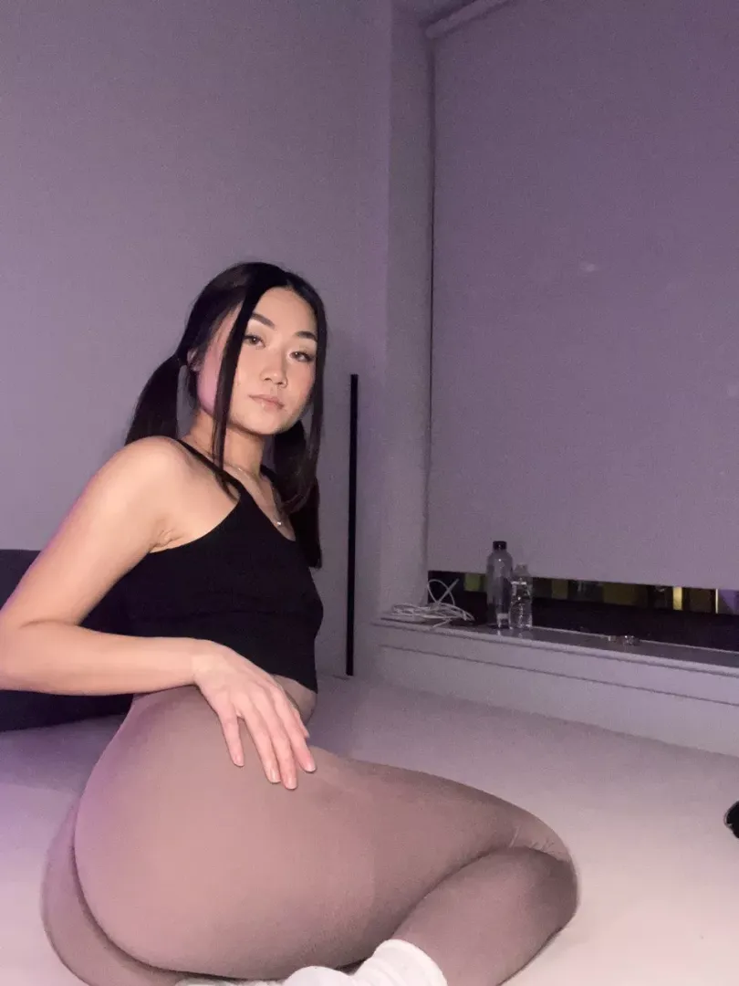 I would love if you shove your face between my cheeks even with yoga pants on 😝