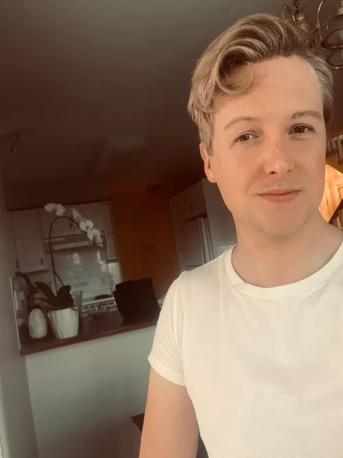 Icelandic boi here 🧊🏔️ up past my bedtime 😇