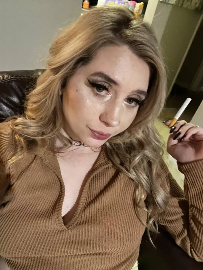 If I was a lil tipsy, would you let me sit on your lap and light my cigarette for me 💅🏻❤️‍🔥😇