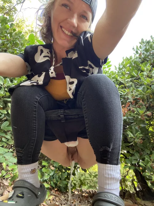 If you are a dirty boy (or girl) and NEED a golden shower from my pussy, say ME!! 😈😻