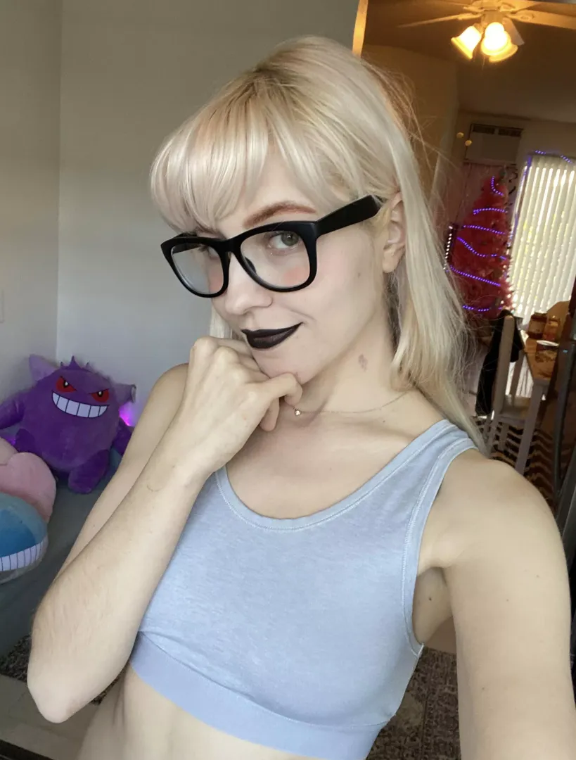If you call me beautiful I’ll leave my black lipstick all over your cock — do we have a deal? 🖤