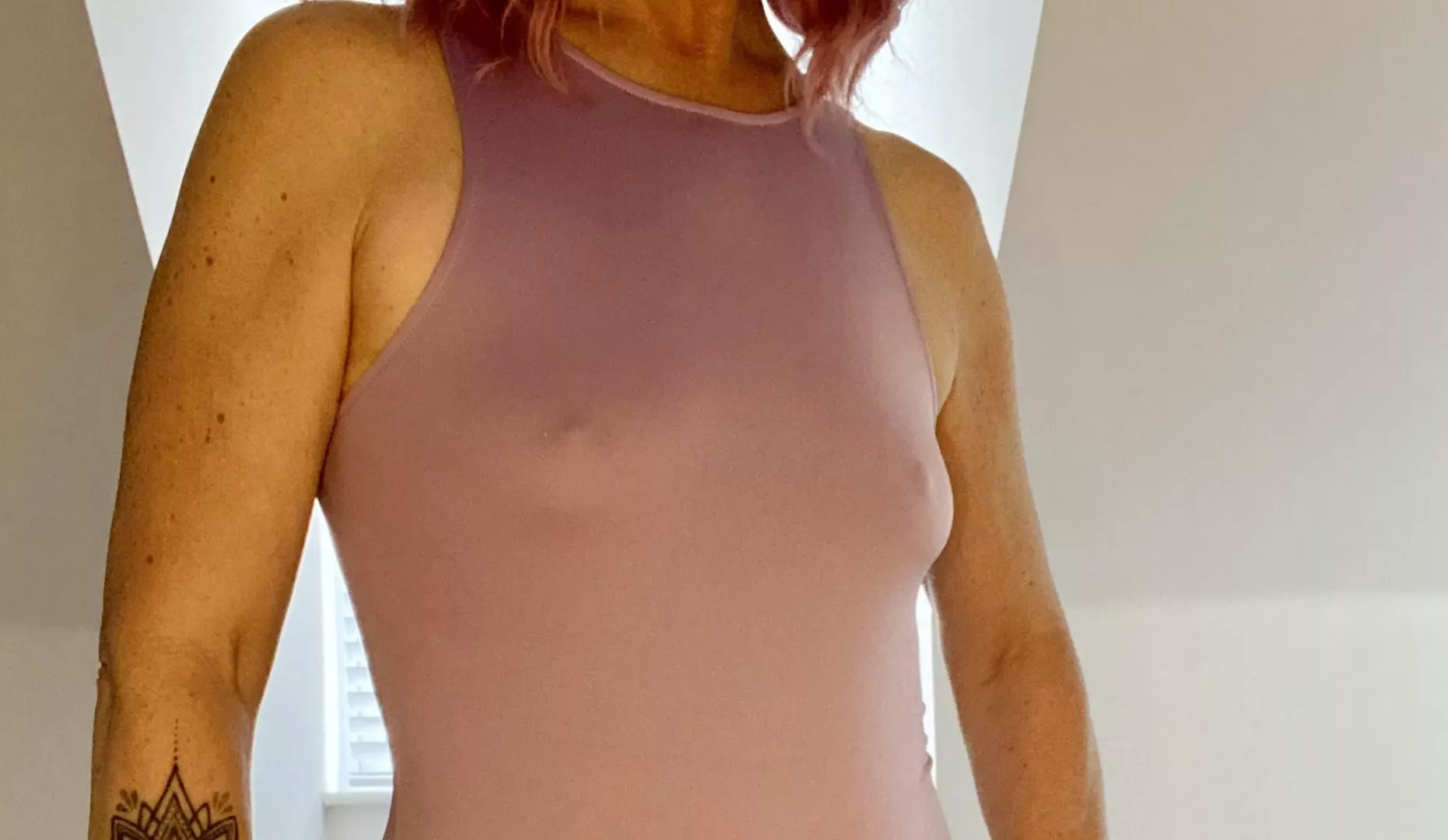If you can’t tell this is bra less, you need your eyes testing!