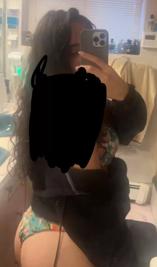 If you want a piece of this palestinian ass comment your cock size