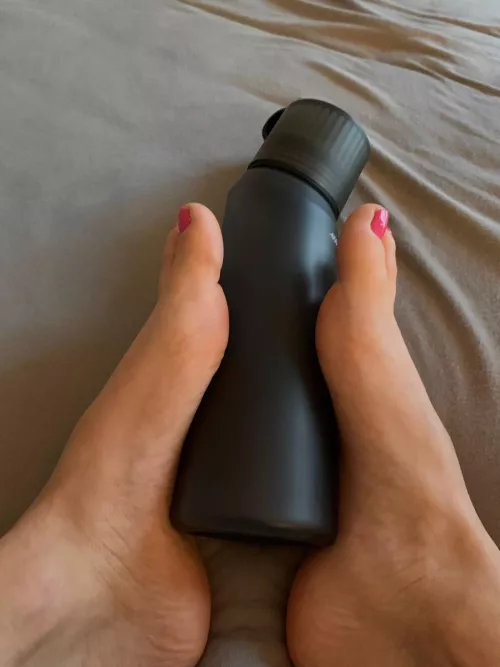 If you’d be my man I’d wrap my big feet around you like this every day🥵