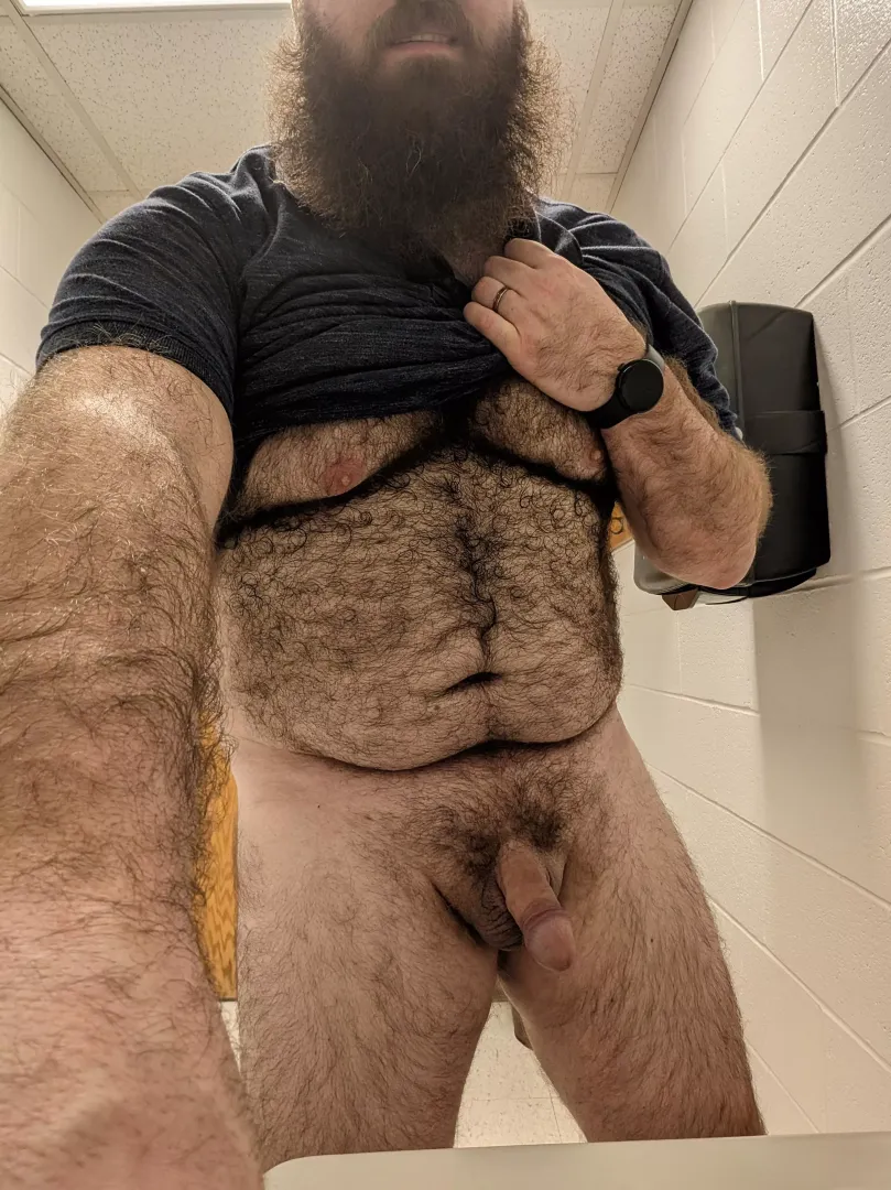 If your IT guy was running around your building all hot and sweaty like this... Wouldn't you enjoy it? 😈😏