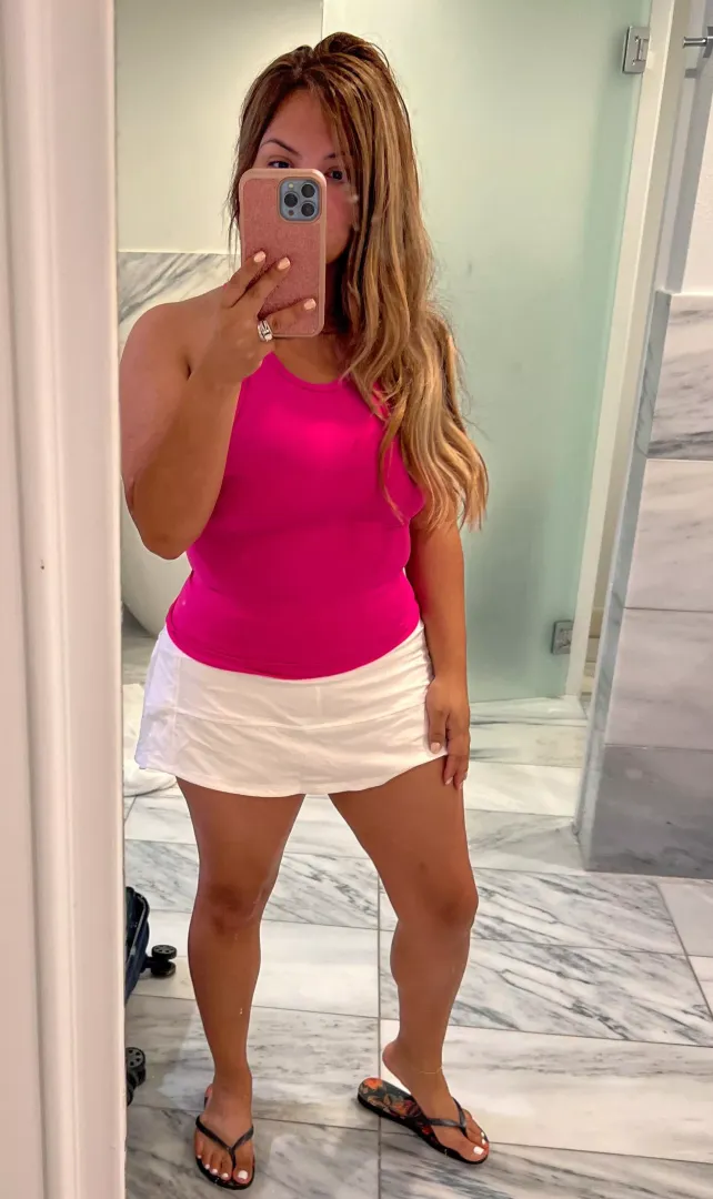 If your milf crush doesn’t send you selfies like this, then it’s time to find a new one, preferably Latina.