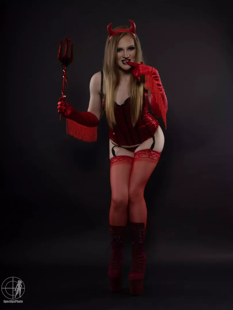 I'm a blonde devil
