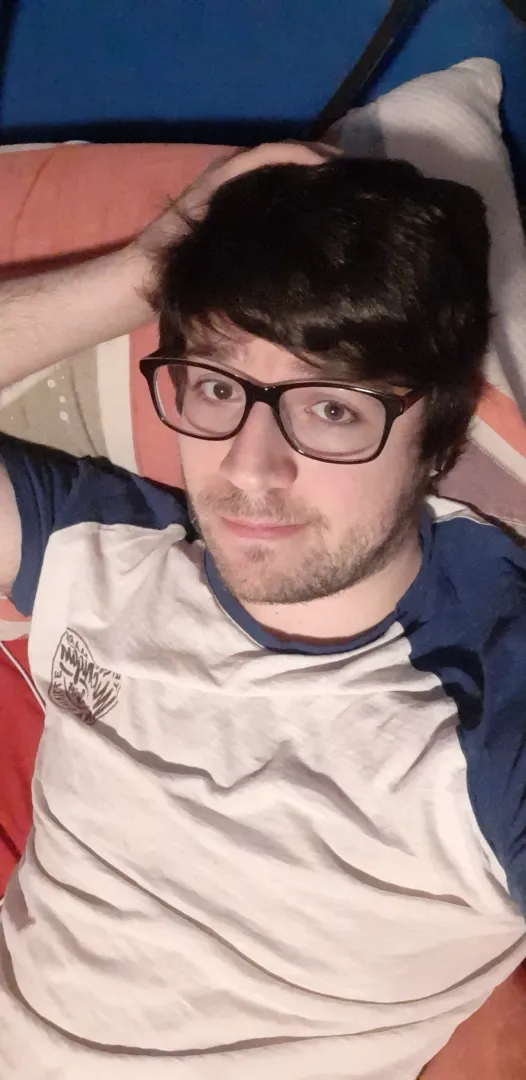 im a tired boi alone in bed. somene gimme some cuddles? clothing optional