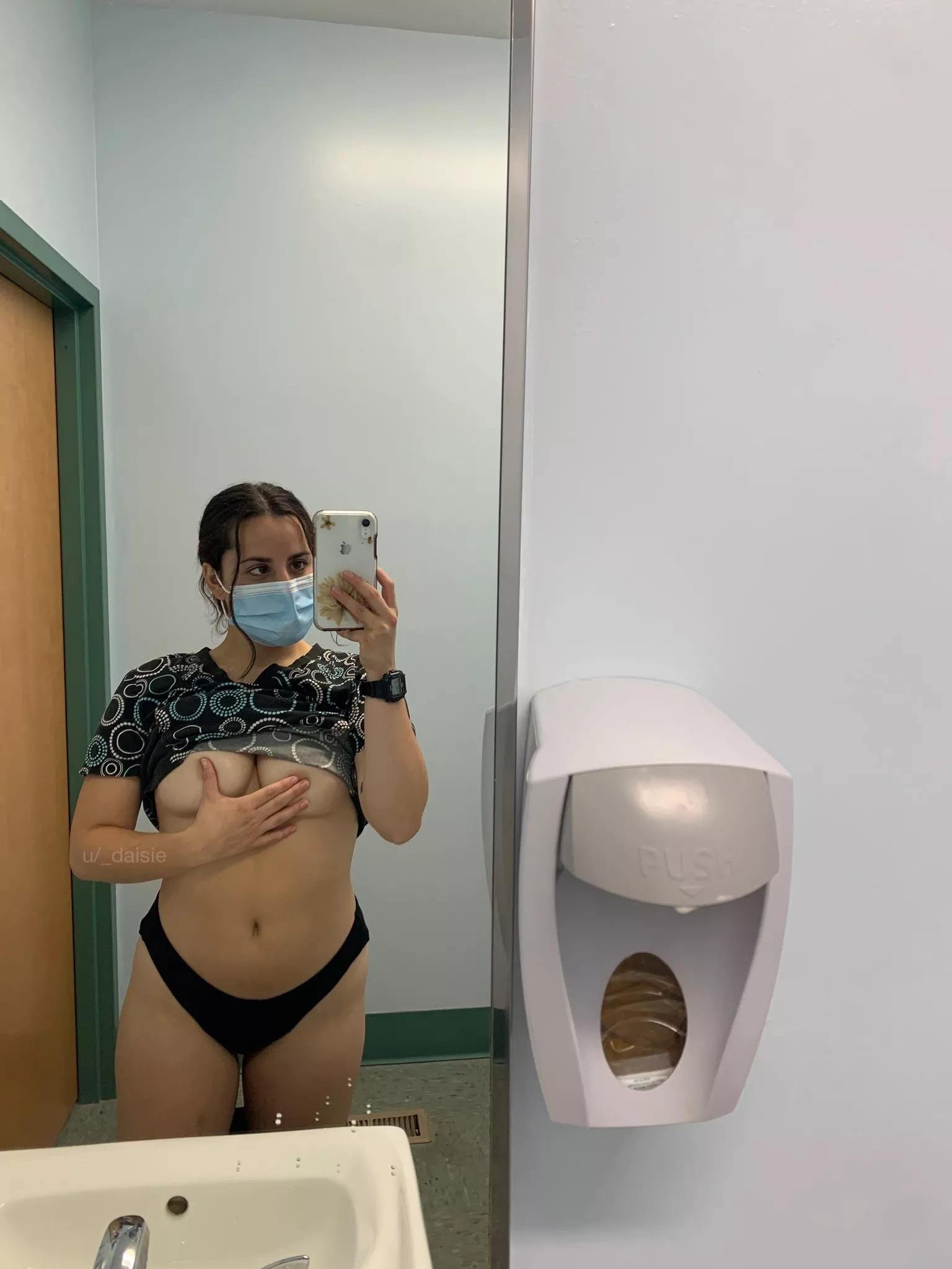 i’m a vet tech, so i'm quite comfortable around snakes🐍